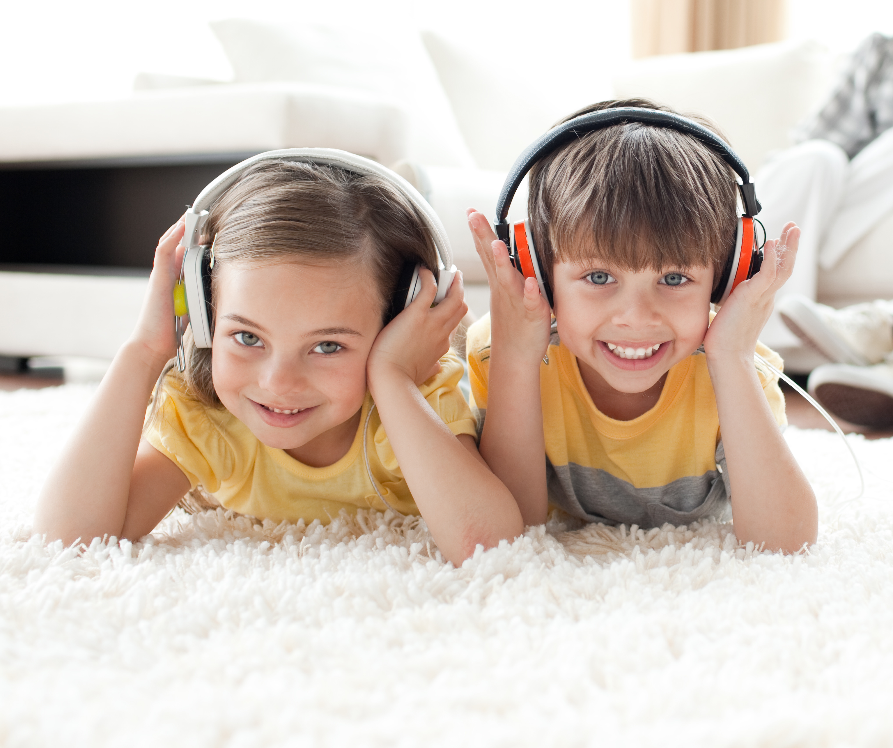 Geschwister hören Radio für Kinder